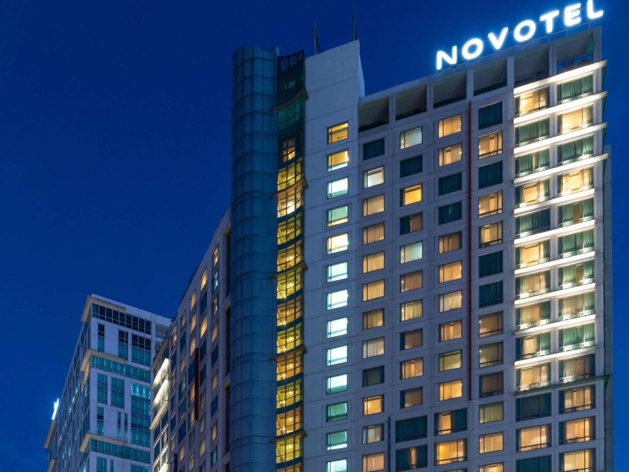 Novotel Manila Araneta City Hotel エクステリア 写真