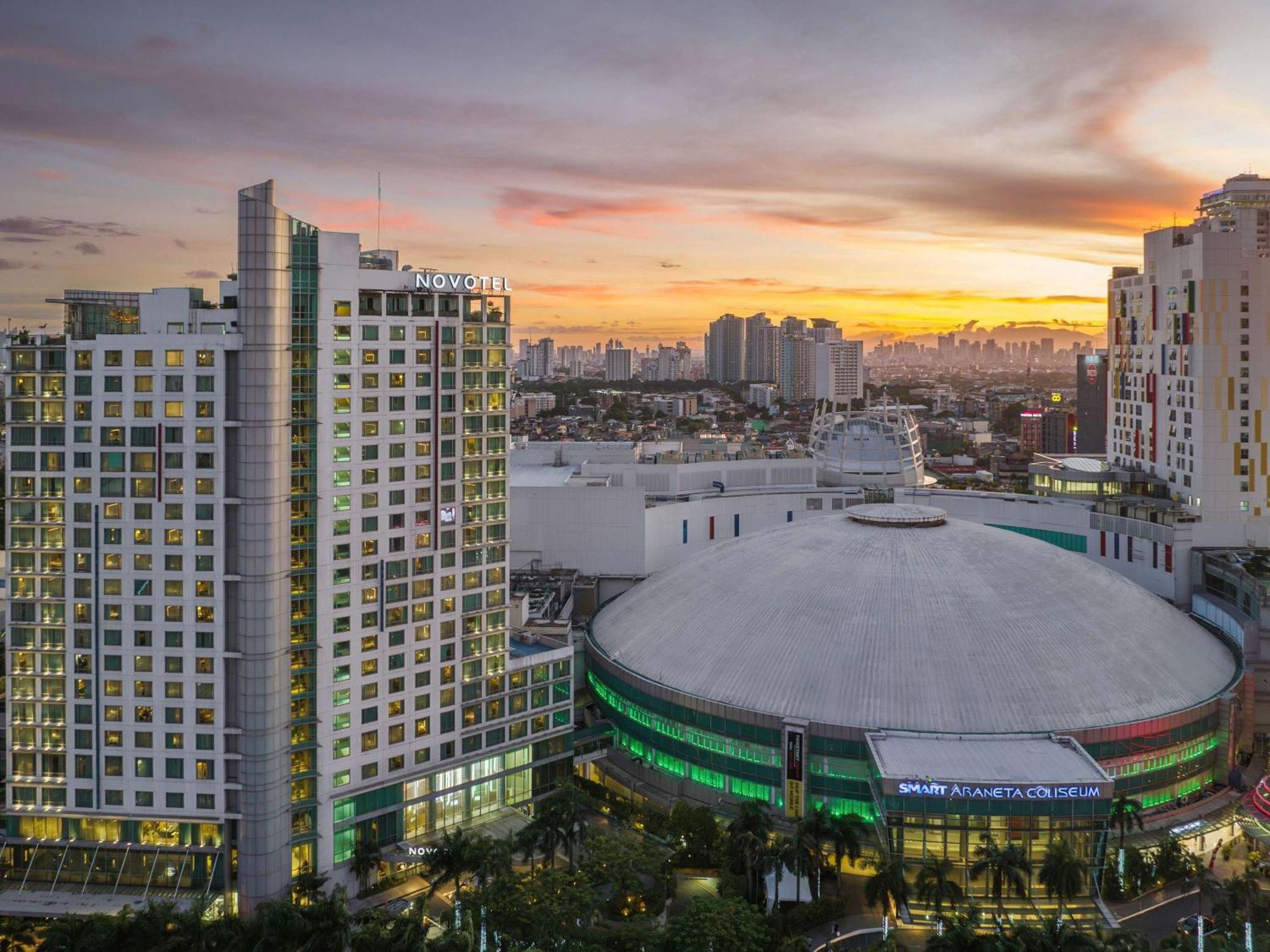 Novotel Manila Araneta City Hotel エクステリア 写真